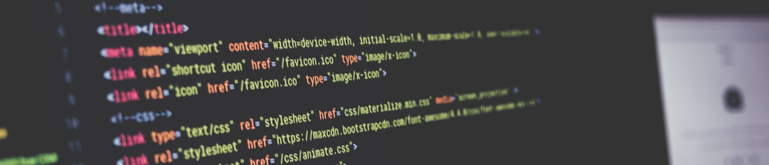 Jobs in der IT-Branche finden Monitor mit Code von IT-Experten