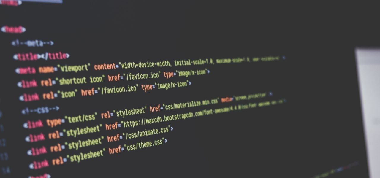 Jobs in der IT-Branche finden Monitor mit Code von IT-Experten