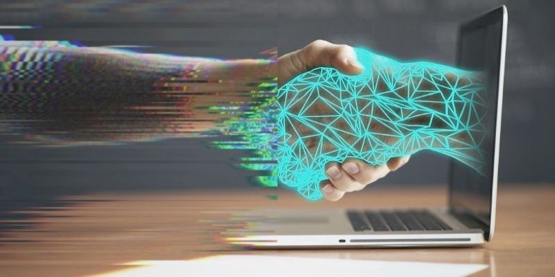 echte Hand greift Hand aus Laptop