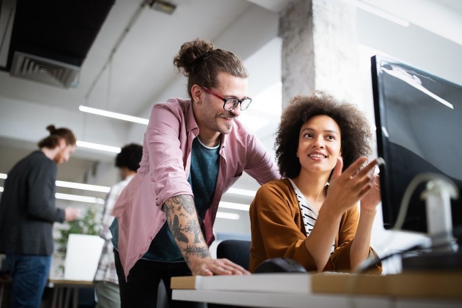 Deine Fragen zu Tech Punk 2 Kollegen im IT-Büro besprechen sich