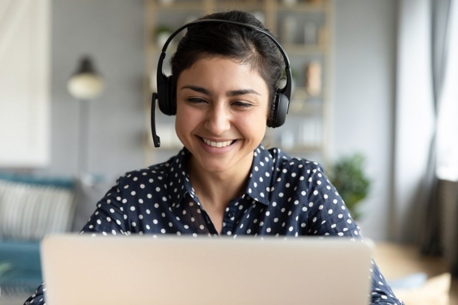 Software Architektin mit Headset und Laptop