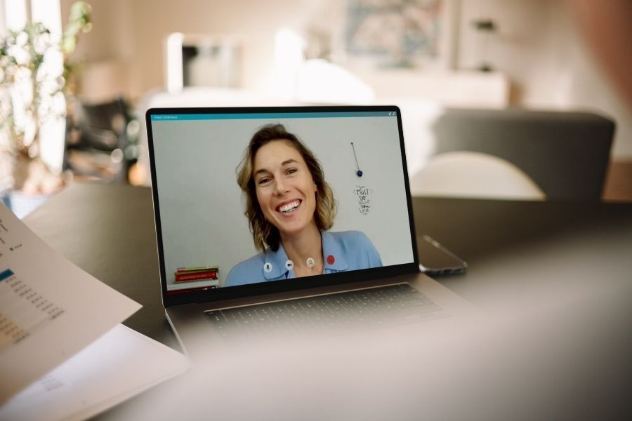 IT-Expertin im Videocall